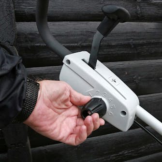 Nurmikon ilmaaja testi: Leikkuusyvyyttä voidaan säätää 6-portaisesti Nurmikon ilmaaja testi: Leikkuusyvyyttä voidaan säätää 6-portaisesti